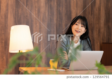 年輕女子的筆記型電腦 年輕女子的筆記型電腦 129564791