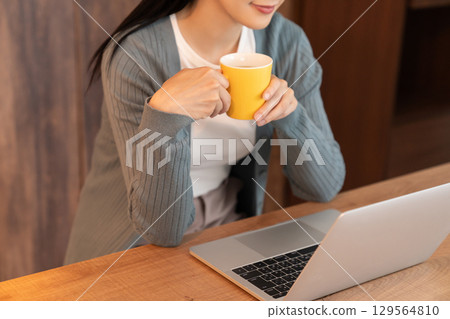 Young woman, computer, hand 129564810