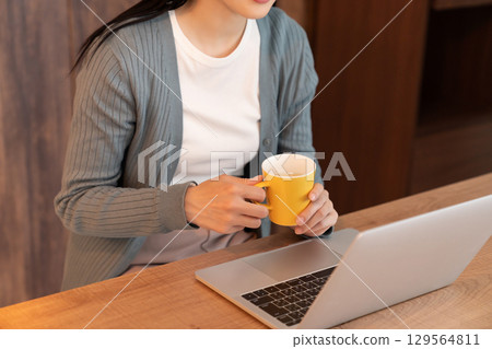 Young woman, computer, hand 129564811
