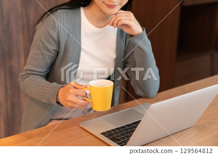 Young woman, computer, hand 129564812