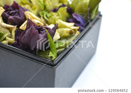 Dried Christmas rose flower arrangement 129564852