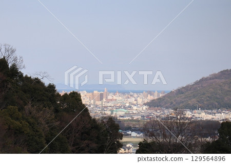 從山頂俯瞰城市和大海——被大自然包圍的全景 129564896