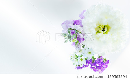 Purple and white flower bouquet background photo, offering, equinox, Buddhist flower Purple and white flower bouquet background photo, offering, equinox, Buddhist flower 129565294