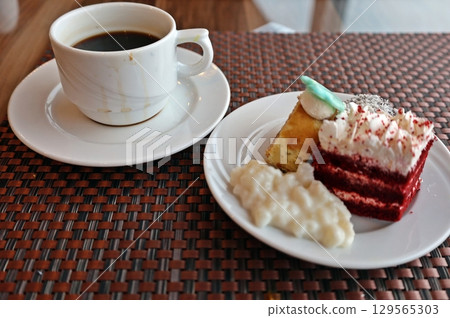 度假酒店早餐甜點 129565303