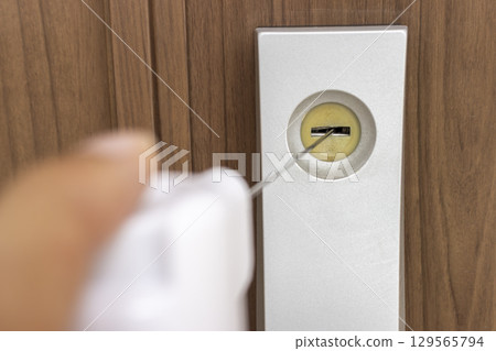 將潤滑劑噴入前門鑰匙孔的圖片 將潤滑劑噴入前門鑰匙孔的圖片 129565794