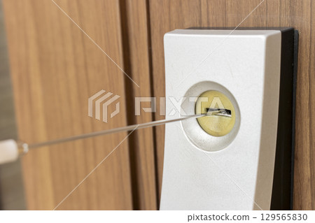 將潤滑劑噴入前門鑰匙孔的圖片 129565830