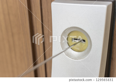 將潤滑劑噴入前門鑰匙孔的圖片 129565831