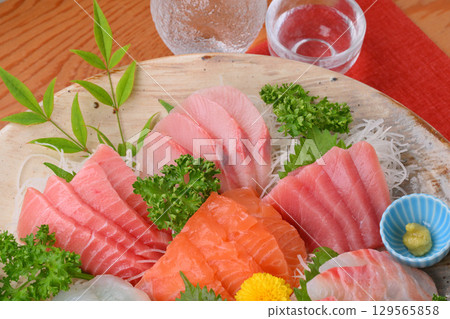 Assorted sashimi, sashimi platter, seafood dish, sashimi, seafood dish Assorted sashimi, sashimi platter, seafood dish, sashimi, seafood dish 129565858