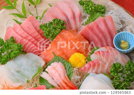 Assorted sashimi, sashimi platter, seafood dish, sashimi, seafood dish 129565863