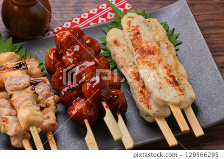 什錦烤雞肉串、薑、肉丸、鹽和醬汁。 129566295