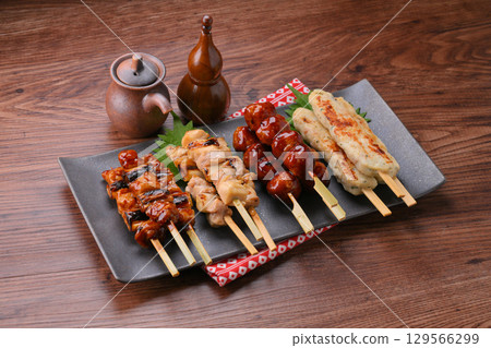 什錦烤雞肉串、薑、肉丸、鹽和醬汁。 129566299