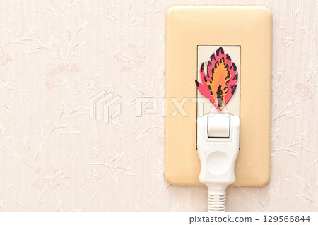 從插座開始起火的圖片 從插座開始起火的圖片 129566844