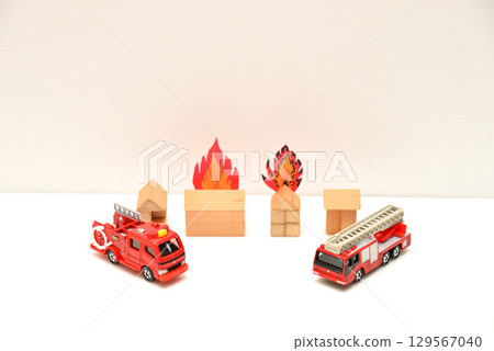 Image of a fire engine heading to extinguish a house fire 129567040