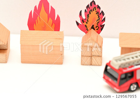 消防車前往撲滅房屋火災的圖片 129567055