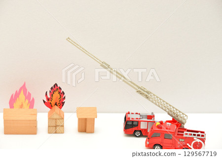 Image of a fire engine heading to extinguish a house fire 129567719