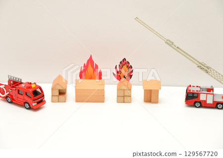 消防車前往撲滅房屋火災的圖片 129567720