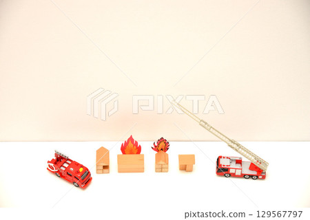 消防車前往撲滅房屋火災的圖片 129567797