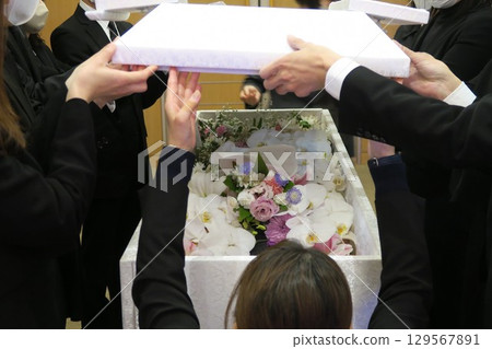 親戚關閉棺材蓋子 129567891