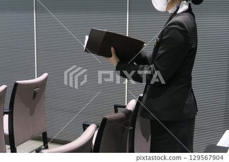 Ceremony lady 129567904