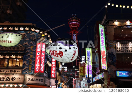 大阪的夜空通天閣和河豚燈籠-美食與娛樂交會的街景 大阪的夜空通天閣和河豚燈籠-美食與娛樂交會的街景 129568030