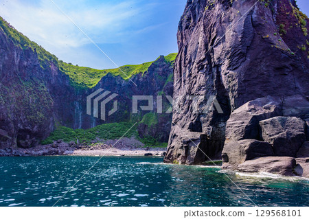 Shiretoko Peninsula Cruise, Blue Skies and Light Clouds in June (Hokkaido) Shiretoko Peninsula Cruise, Blue Skies and Light Clouds in June (Hokkaido) 129568101