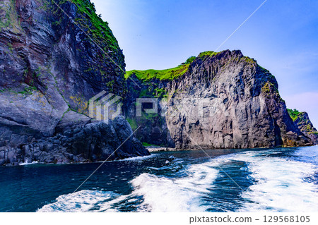 Shiretoko Peninsula Cruise, Blue Skies and Light Clouds in June (Hokkaido) 129568105