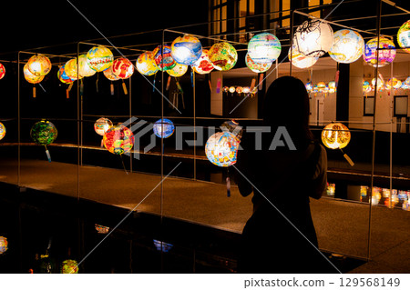 A night gazing at the lights 129568149