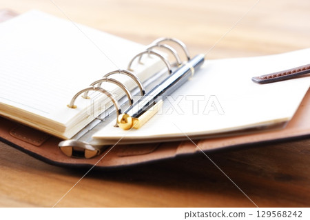 Image of a ring-type system organizer open while doing desk work 129568242