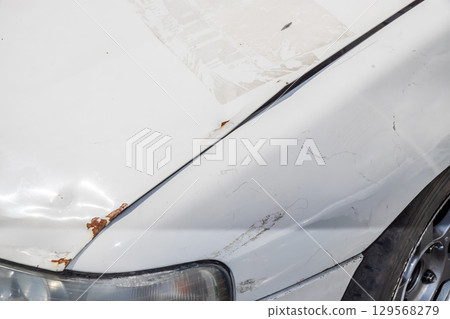 Repairing the deteriorated body of an old car 129568279