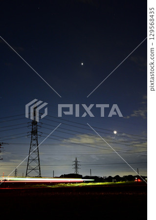 冬夜,JR烏山線ACCUM駛向月亮、金星、土星。 冬夜,JR烏山線ACCUM駛向月亮、金星、土星。 129568435