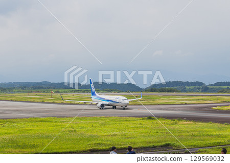 一架飛機在牧之原市（靜岡縣）富士山靜岡機場的跑道上行駛 129569032