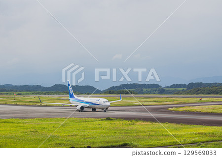 一架飛機在牧之原市（靜岡縣）富士山靜岡機場的跑道上行駛 129569033