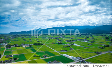 夏季的黑部川沖積扇內的黑部川、北陸新幹線高架橋、北陸高速公路等道路 129569432