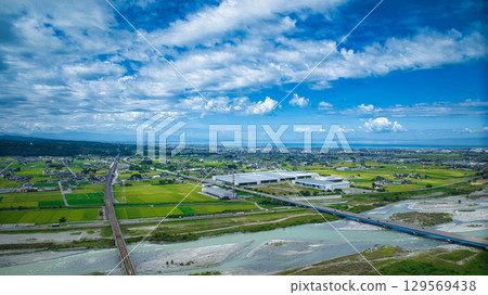 夏季的黑部川沖積扇內的黑部川、北陸新幹線高架橋、北陸高速公路等道路 夏季的黑部川沖積扇內的黑部川、北陸新幹線高架橋、北陸高速公路等道路 129569438