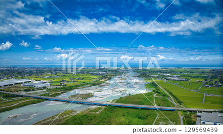 夏季的黑部川沖積扇內的黑部川、北陸新幹線高架橋、北陸高速公路等道路 夏季的黑部川沖積扇內的黑部川、北陸新幹線高架橋、北陸高速公路等道路 129569439