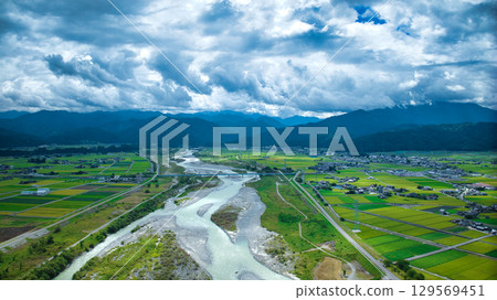 夏季的黑部川沖積扇內的黑部川、北陸新幹線高架橋、北陸高速公路等道路 129569451