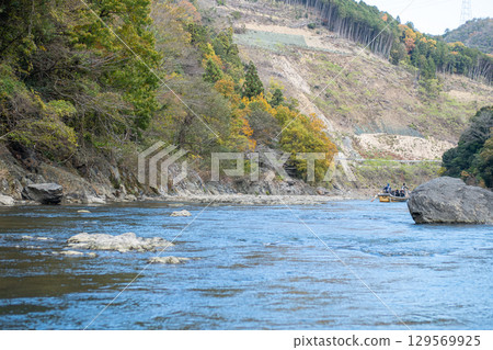 Serene river flowing through vibrant autumn landscape at Hozugawa River Serene river flowing through vibrant autumn landscape at Hozugawa River 129569925