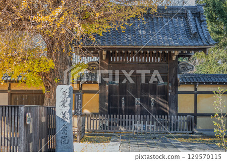 Yoju-in Temple with autumn foliage Yoju-in Temple with autumn foliage 129570115