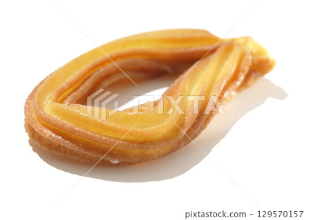白色背景下拍攝的油條 白色背景下拍攝的油條 129570157