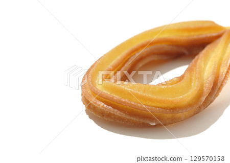 白色背景下拍攝的油條 129570158