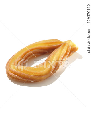 白色背景下拍攝的油條 129570160