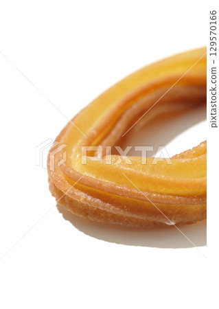 白色背景下拍攝的油條 129570166