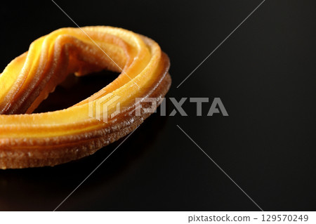 在黑色背景下拍攝的西班牙油條 129570249