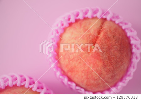 Juicy, large whole peaches from Yamanashi Prefecture (before washing: soft, soft pink color) 129570318