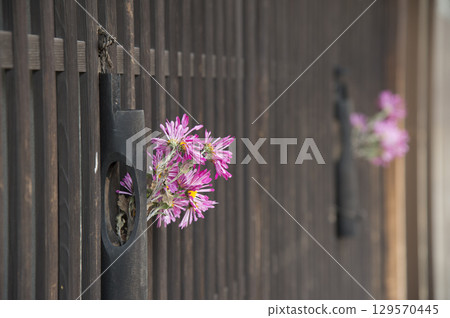 Sliding door 129570445