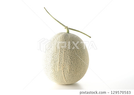 白色背景下拍攝的整個甜瓜 129570583