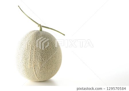 白色背景下拍攝的整個甜瓜 129570584