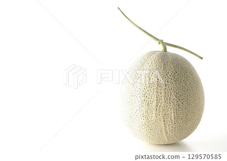 白色背景下拍攝的整個甜瓜 白色背景下拍攝的整個甜瓜 129570585