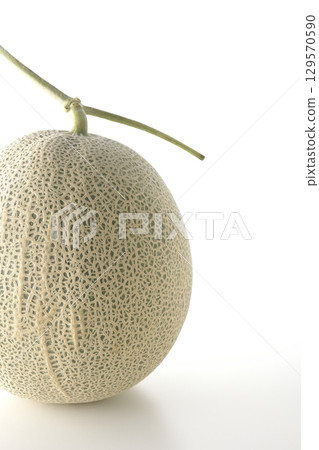 白色背景下拍攝的整個甜瓜 129570590