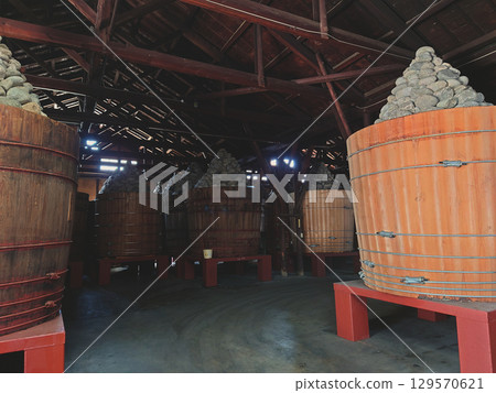 味噌倉庫裡的味噌桶/日本的倉庫建造（倉庫建築） - 味噌倉庫和味噌桶的內部 129570621